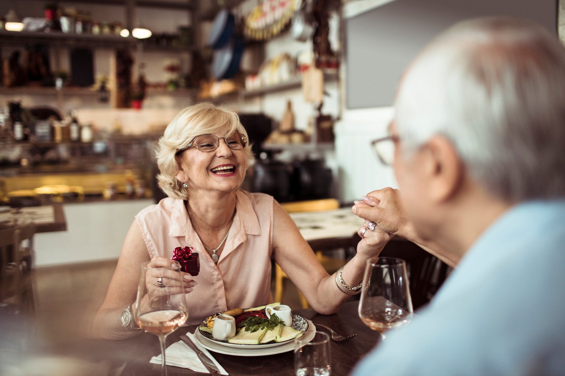 Senior Paar genießt ein warmes Essen