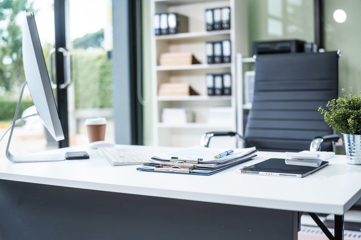 Büro mit Computer und Telefon