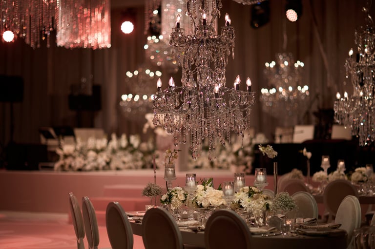 Luxuriöse Hochzeitstisch-Gestaltung mit Kristalllustern und Kerzen