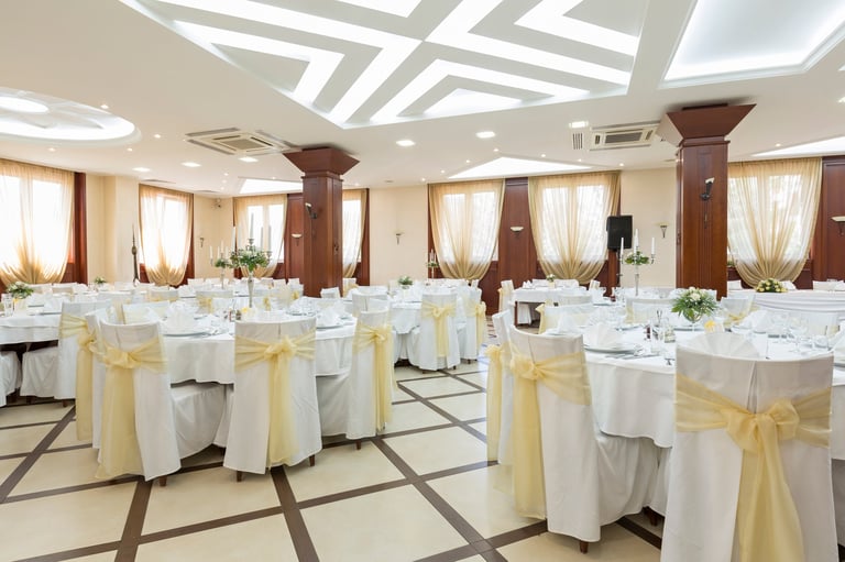 Festlich eingedeckter Saal für Hochzeiten und andere Veranstaltungen