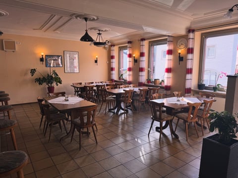Leerer Restaurant-Speisesaal mit Holztischen und Stühlen